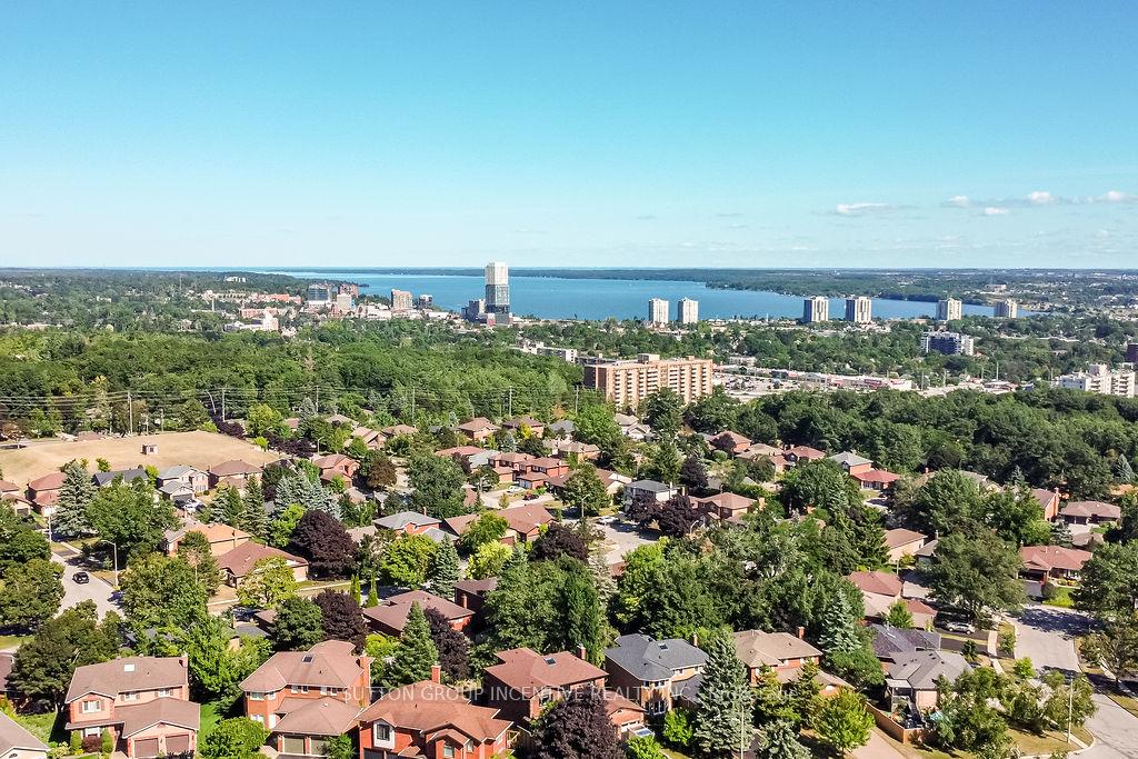 Photo 10 of 17 Kenny Crescent, Barrie, Letitia Heights — HOMEH