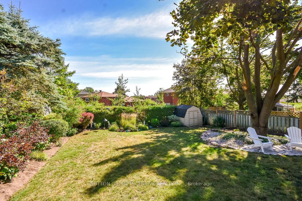 Photo 11 of 17 Kenny Crescent, Barrie, Letitia Heights — HOMEH
