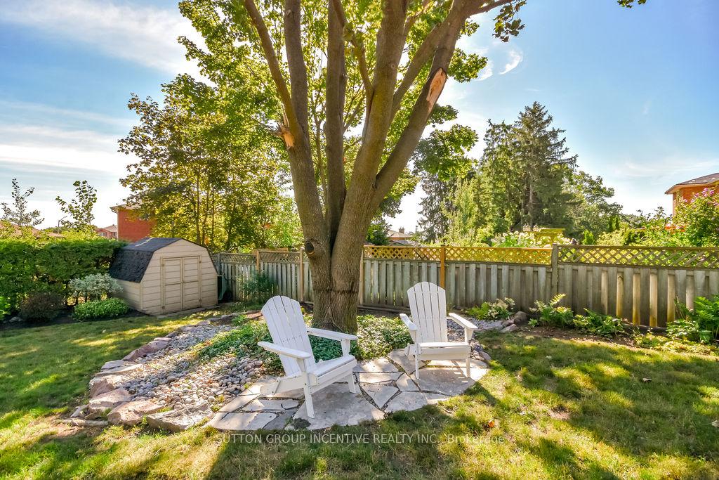 Photo 13 of 17 Kenny Crescent, Barrie, Letitia Heights — HOMEH