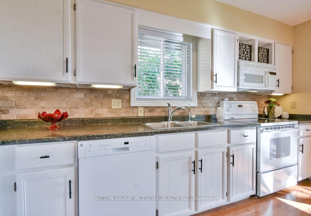 Photo 24 of 17 Kenny Crescent, Barrie, Letitia Heights — HOMEH