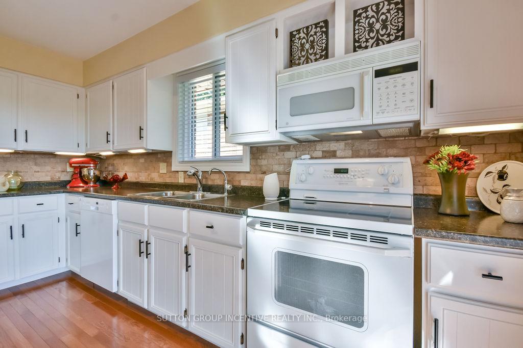 Photo 25 of 17 Kenny Crescent, Barrie, Letitia Heights — HOMEH