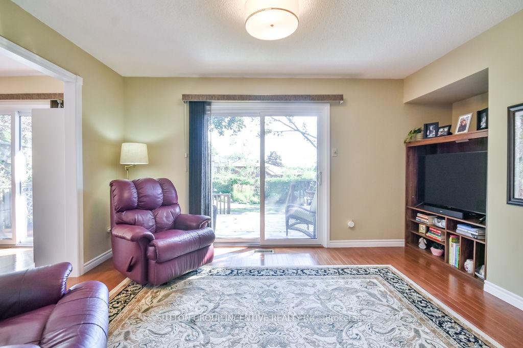 Photo 32 of 17 Kenny Crescent, Barrie, Letitia Heights — HOMEH