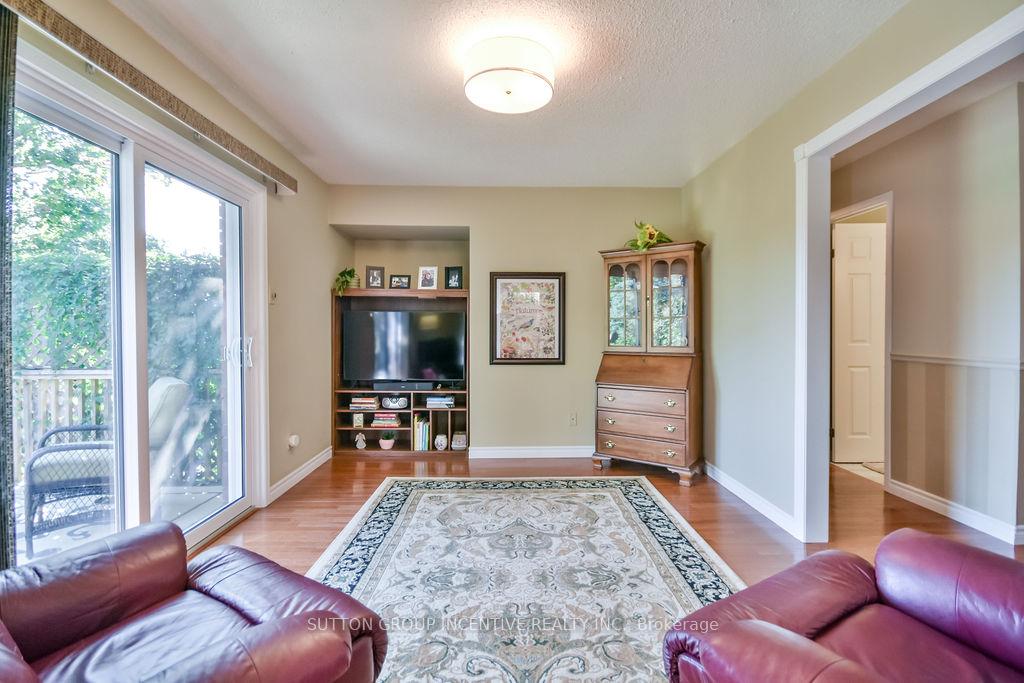 Photo 33 of 17 Kenny Crescent, Barrie, Letitia Heights — HOMEH