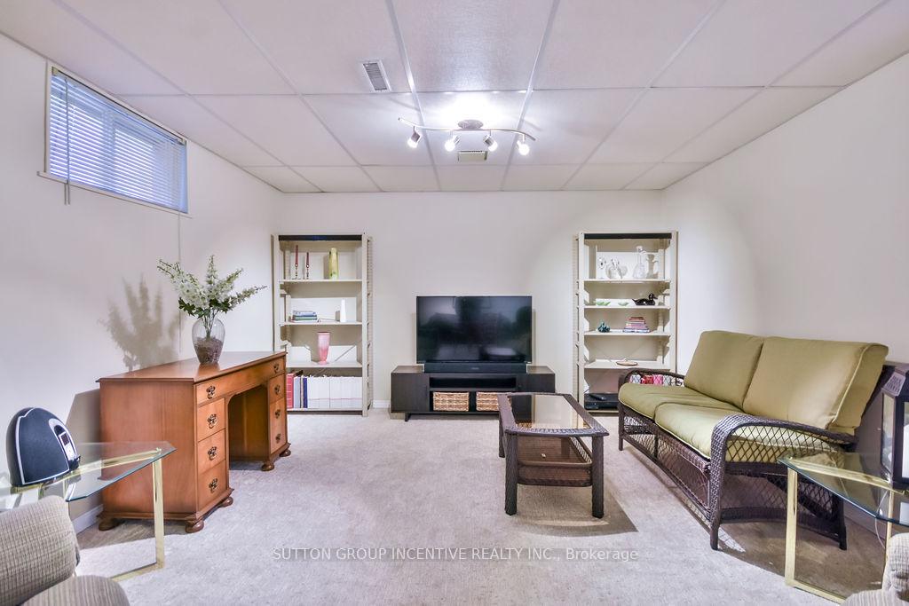 Photo 38 of 17 Kenny Crescent, Barrie, Letitia Heights — HOMEH