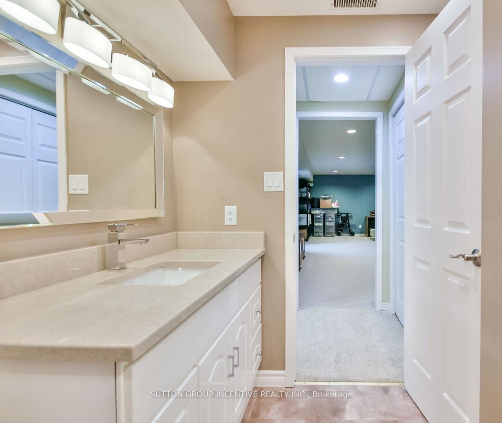 Photo 41 of 17 Kenny Crescent, Barrie, Letitia Heights — HOMEH