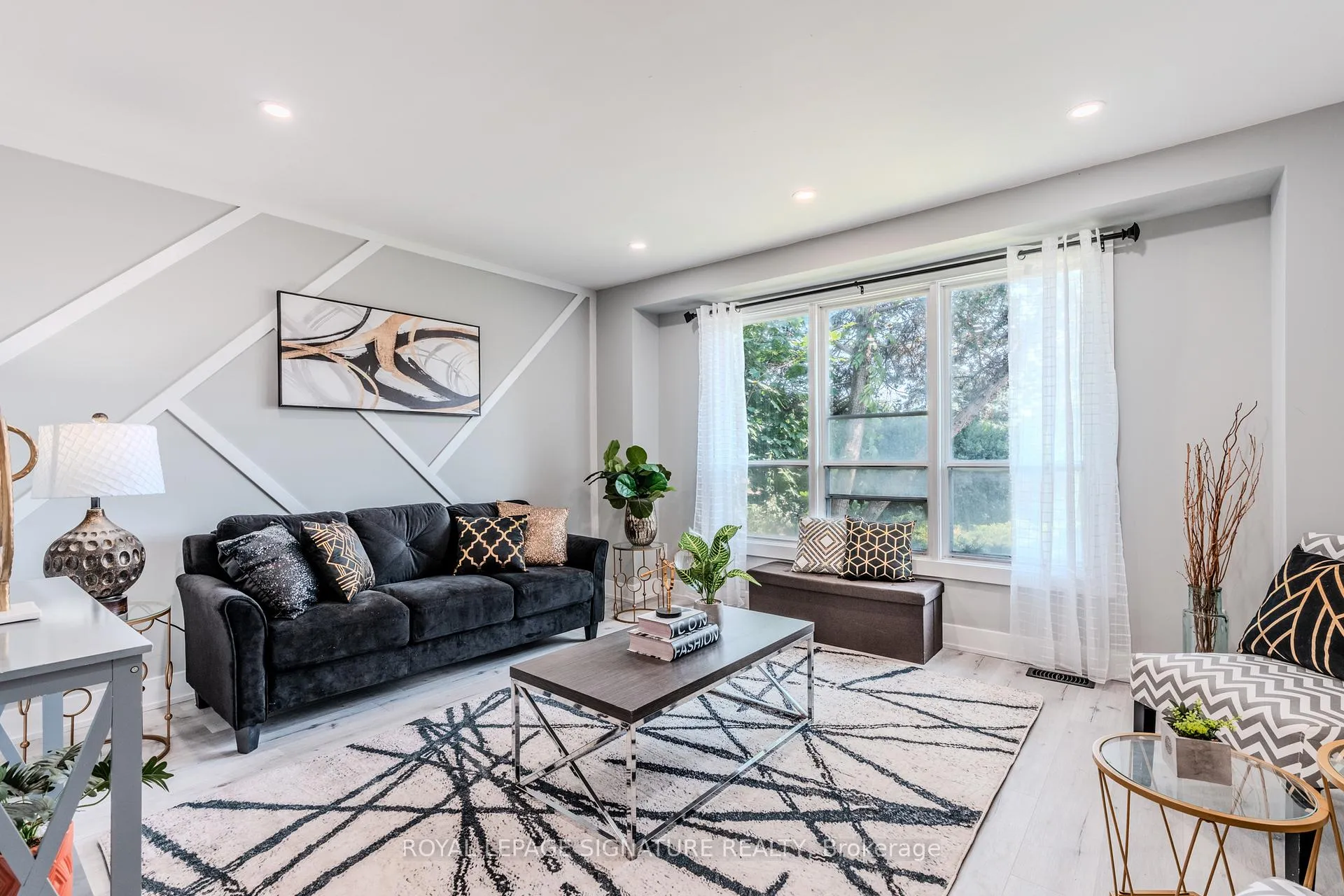 Photo 2 of 10 Grassmere Court, Oshawa, Lakeview — HOMEH