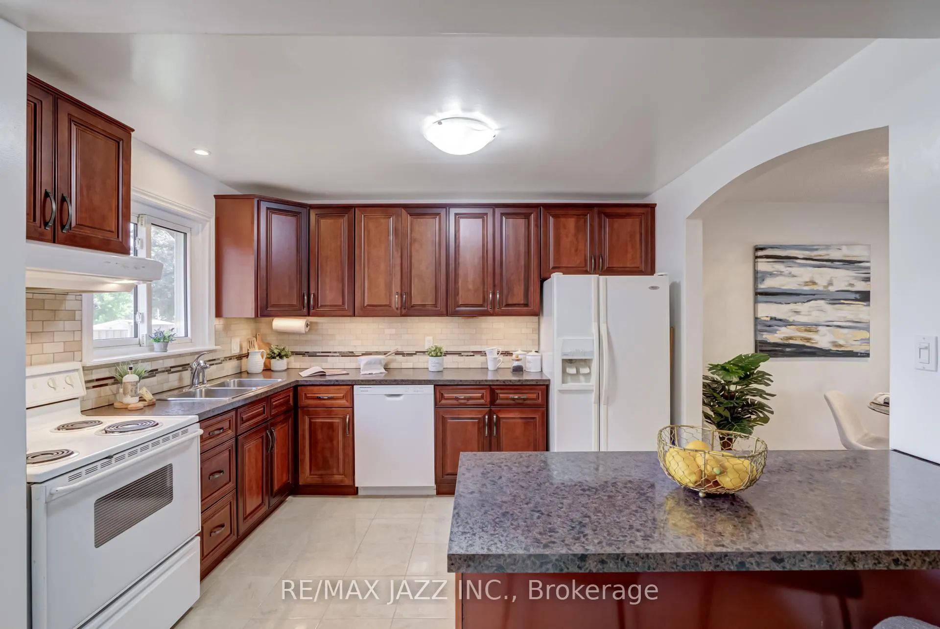 Photo 5 of 1352 Wecker Drive, Oshawa, Lakeview — HOMEH