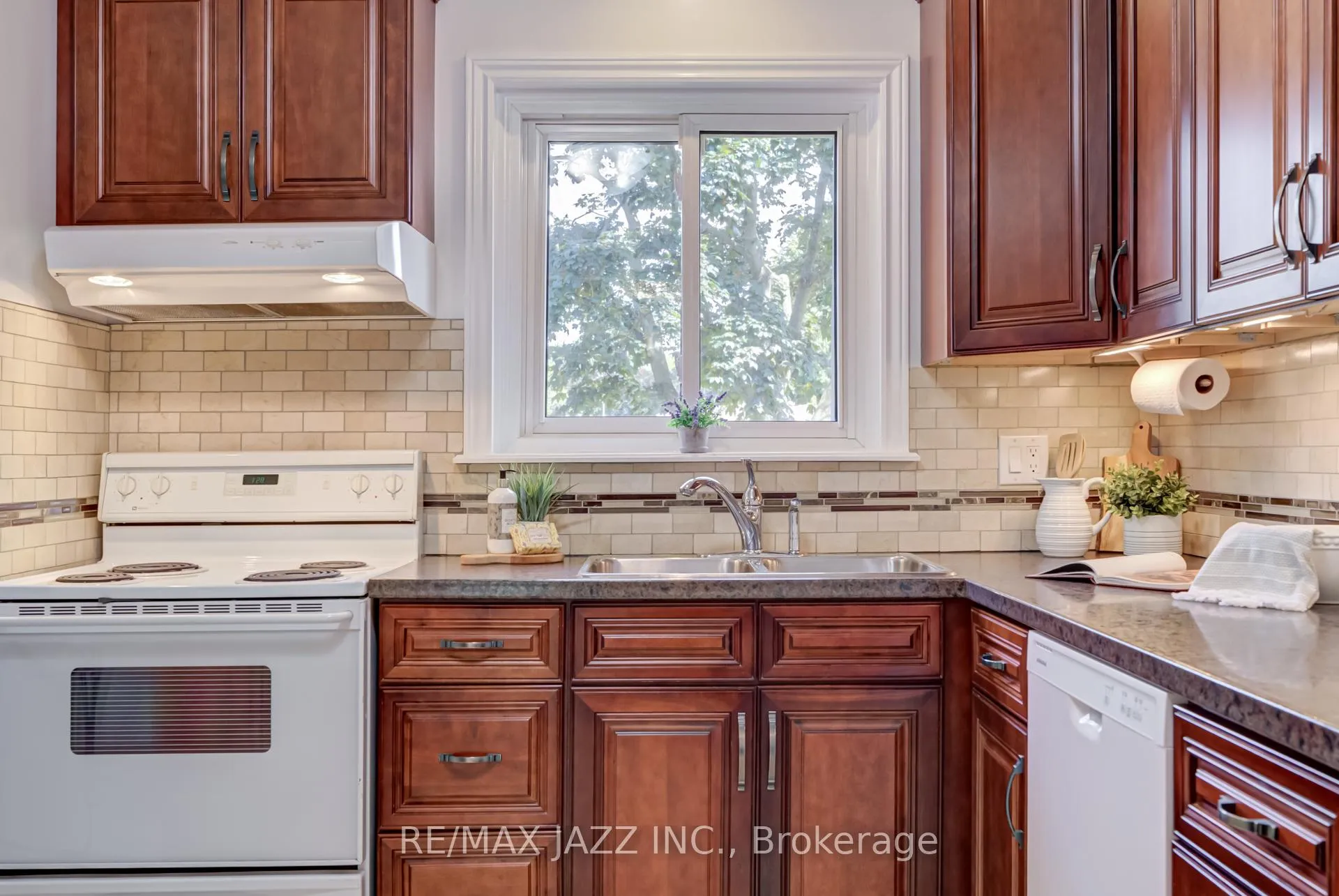 Photo 7 of 1352 Wecker Drive, Oshawa, Lakeview — HOMEH