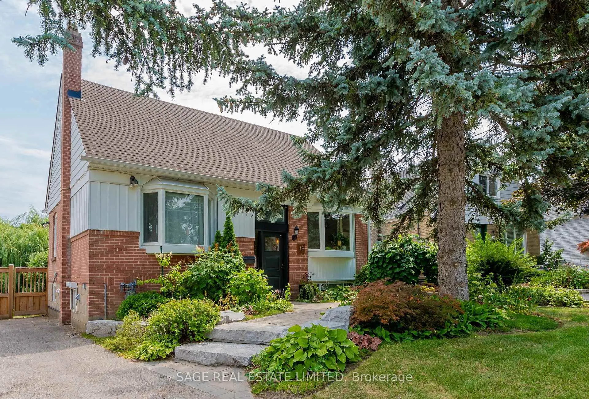 Front of 19 Twin Pauls Crescent