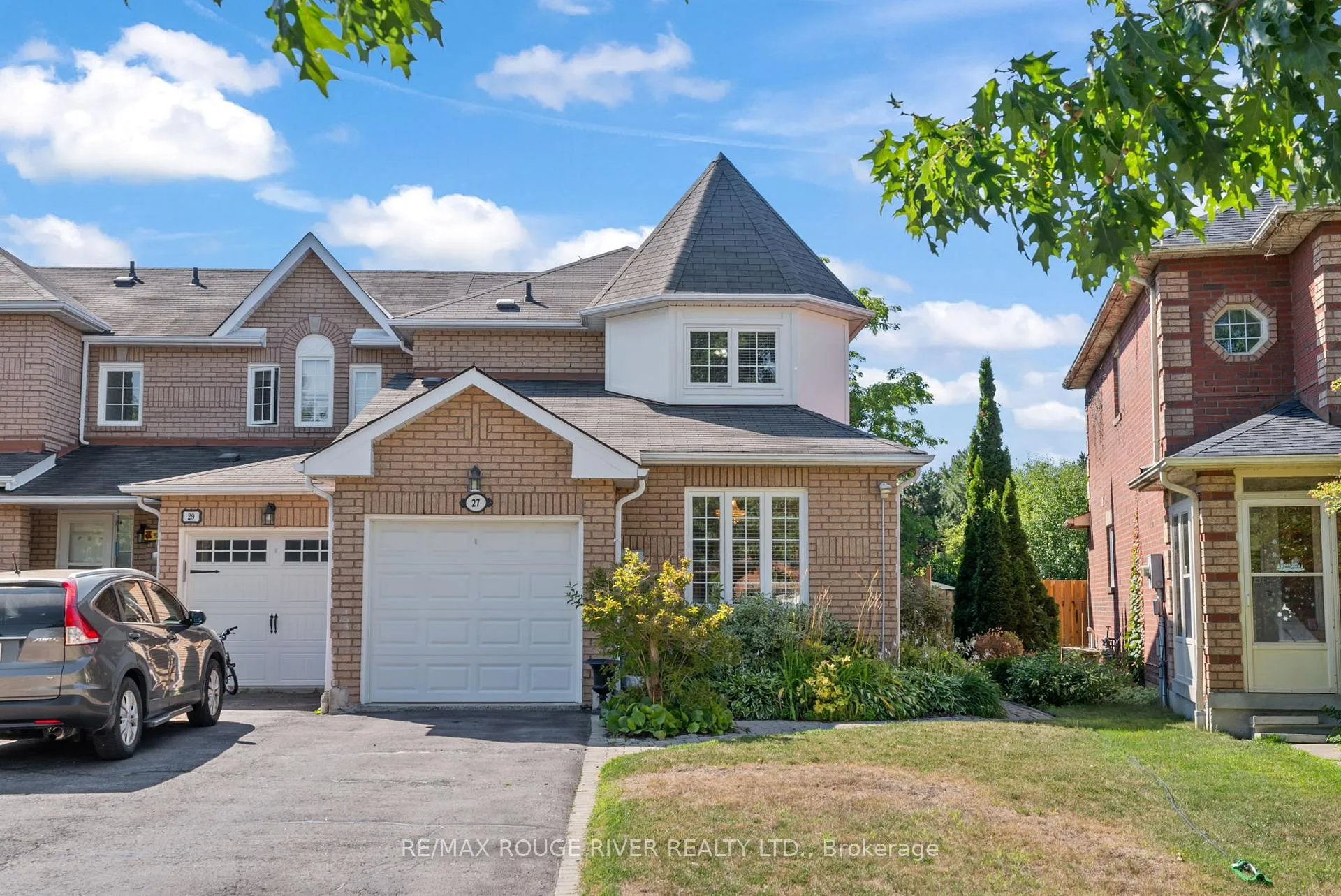 Front of 27 Creekwood Crescent