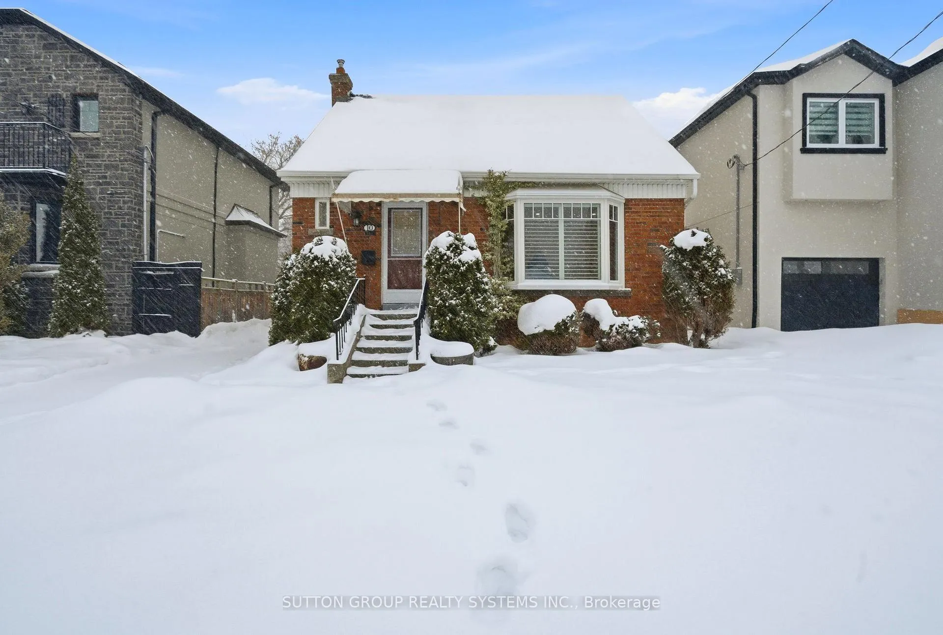 Front of 10 Willowhurst Crescent