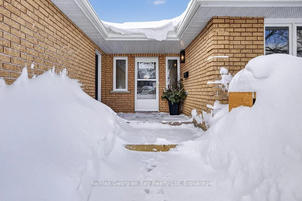 Photo 2 of 197 Mapledawn Drive, Midland — HOMEH
