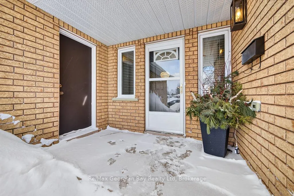 Photo 3 of 197 Mapledawn Drive, Midland — HOMEH