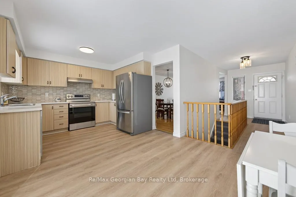 Photo 8 of 197 Mapledawn Drive, Midland — HOMEH