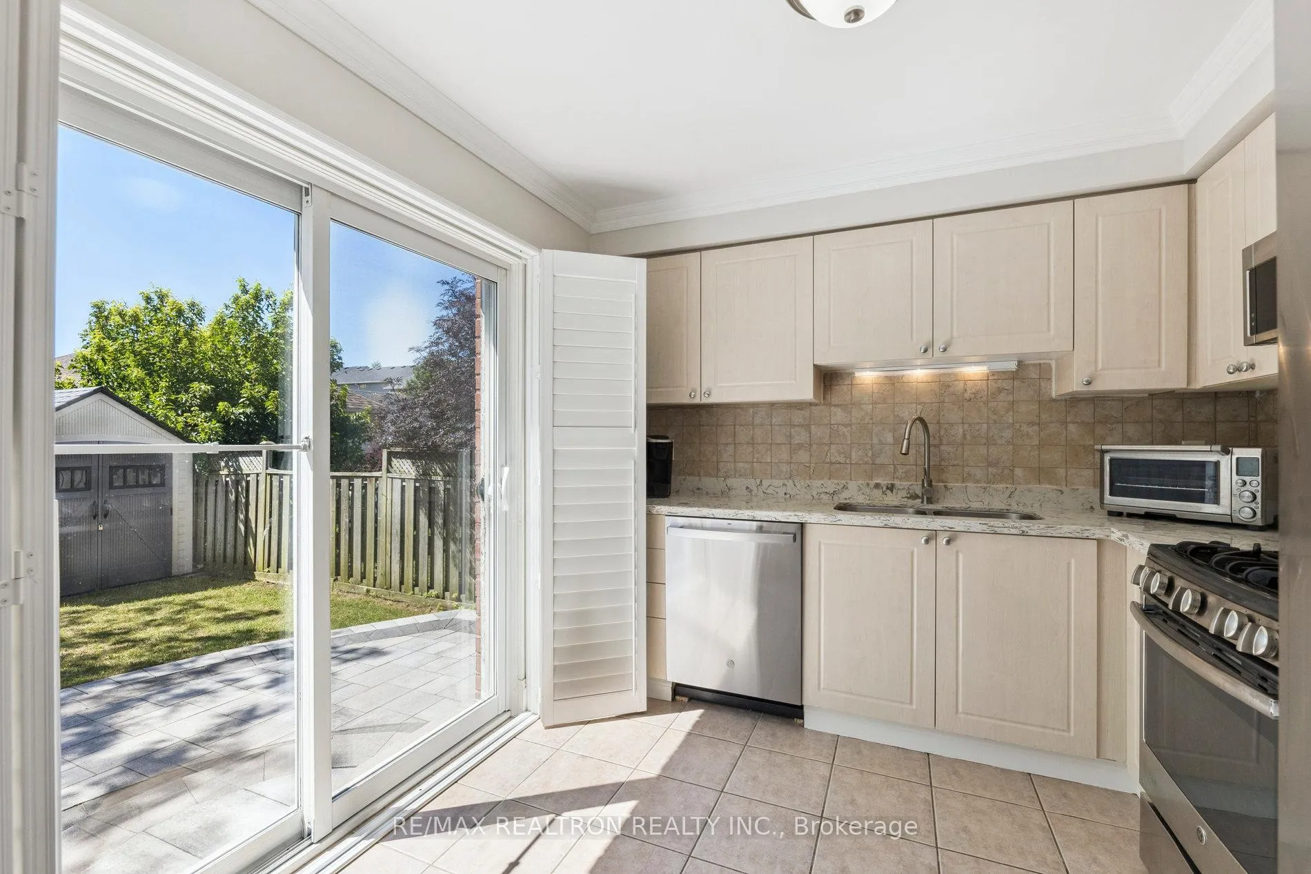Photo 13 of 33 Lilley Avenue, Ajax, South East — HOMEH