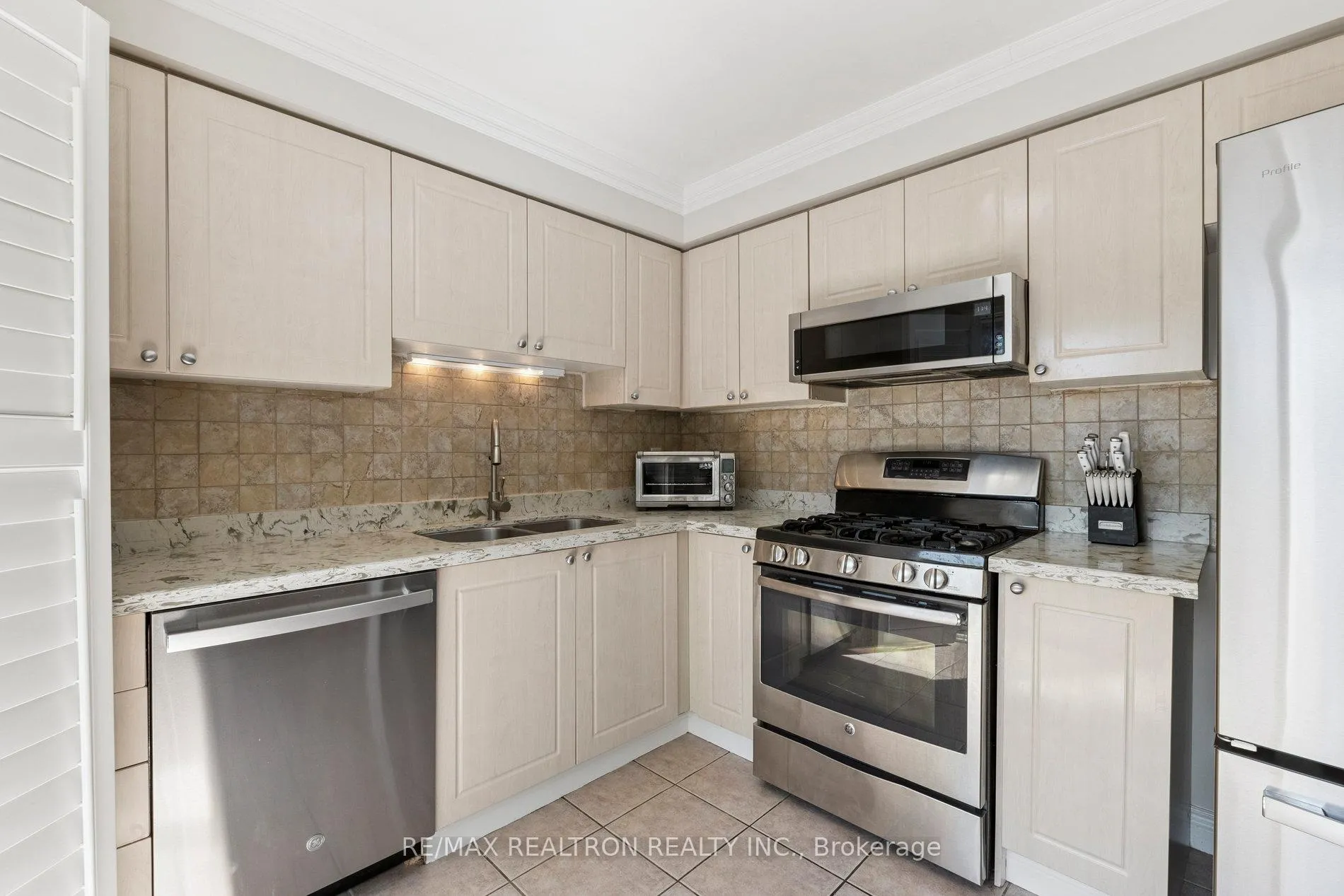Photo 14 of 33 Lilley Avenue, Ajax, South East — HOMEH