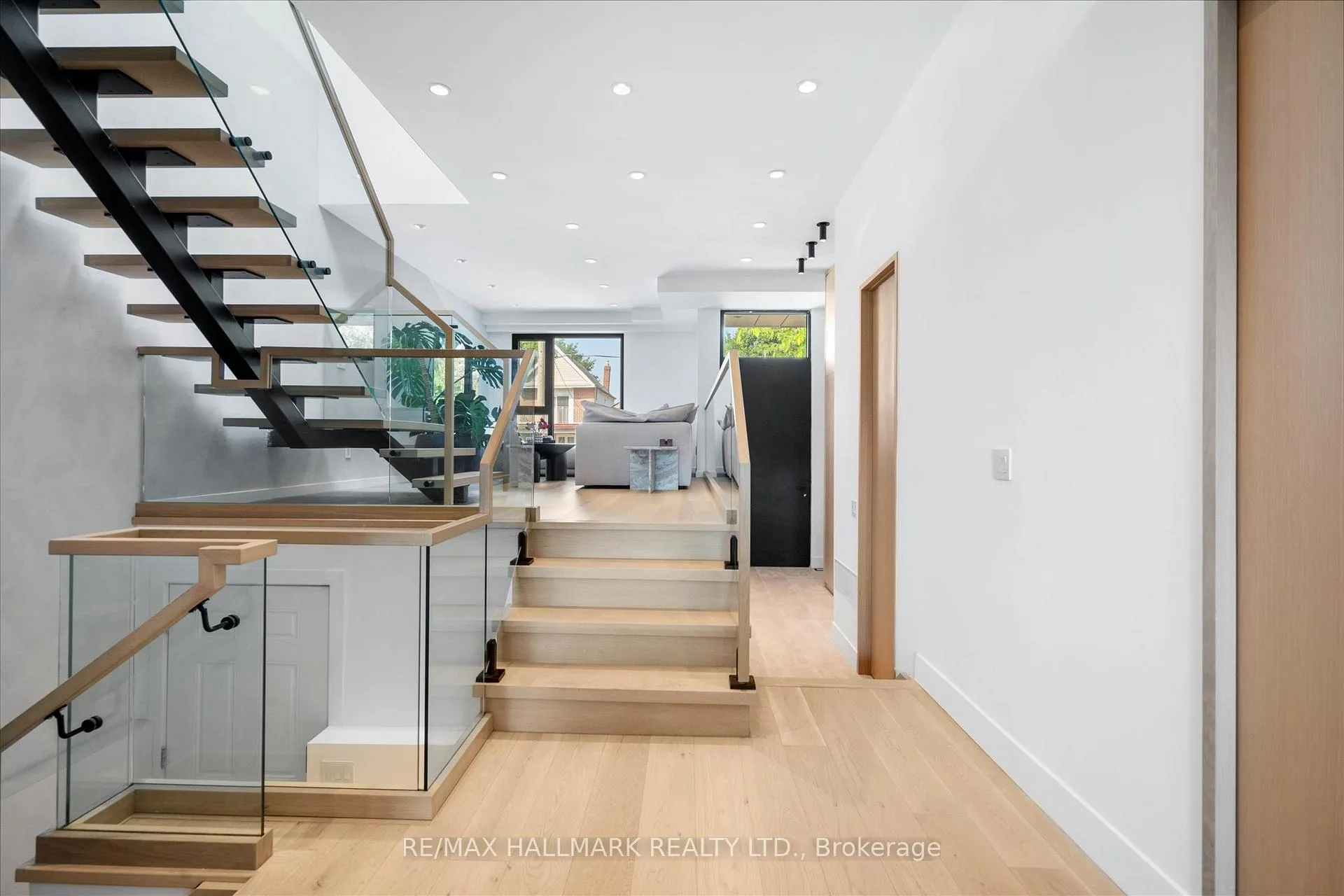 Photo 4 of 31 Redwood Avenue, Toronto, Greenwood-Coxwell — HOMEH