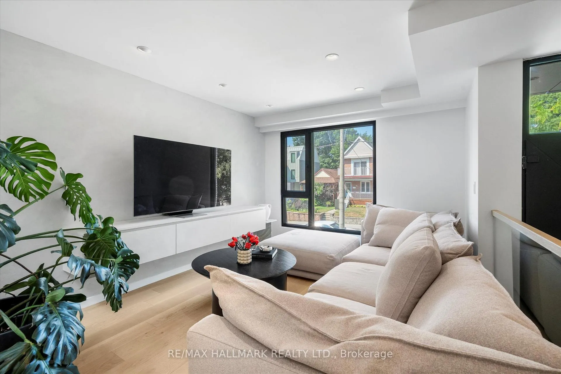 Photo 5 of 31 Redwood Avenue, Toronto, Greenwood-Coxwell — HOMEH