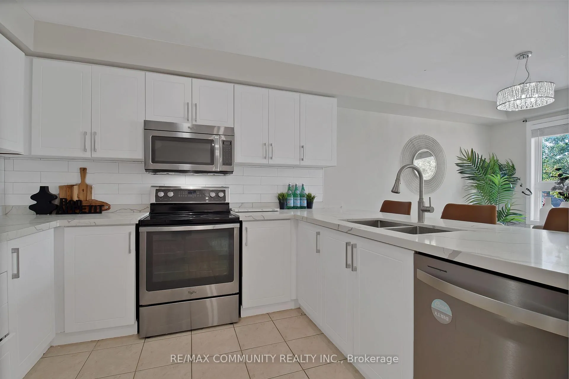 Photo 4 of 996 Southport Drive W, Oshawa, Donevan — HOMEH
