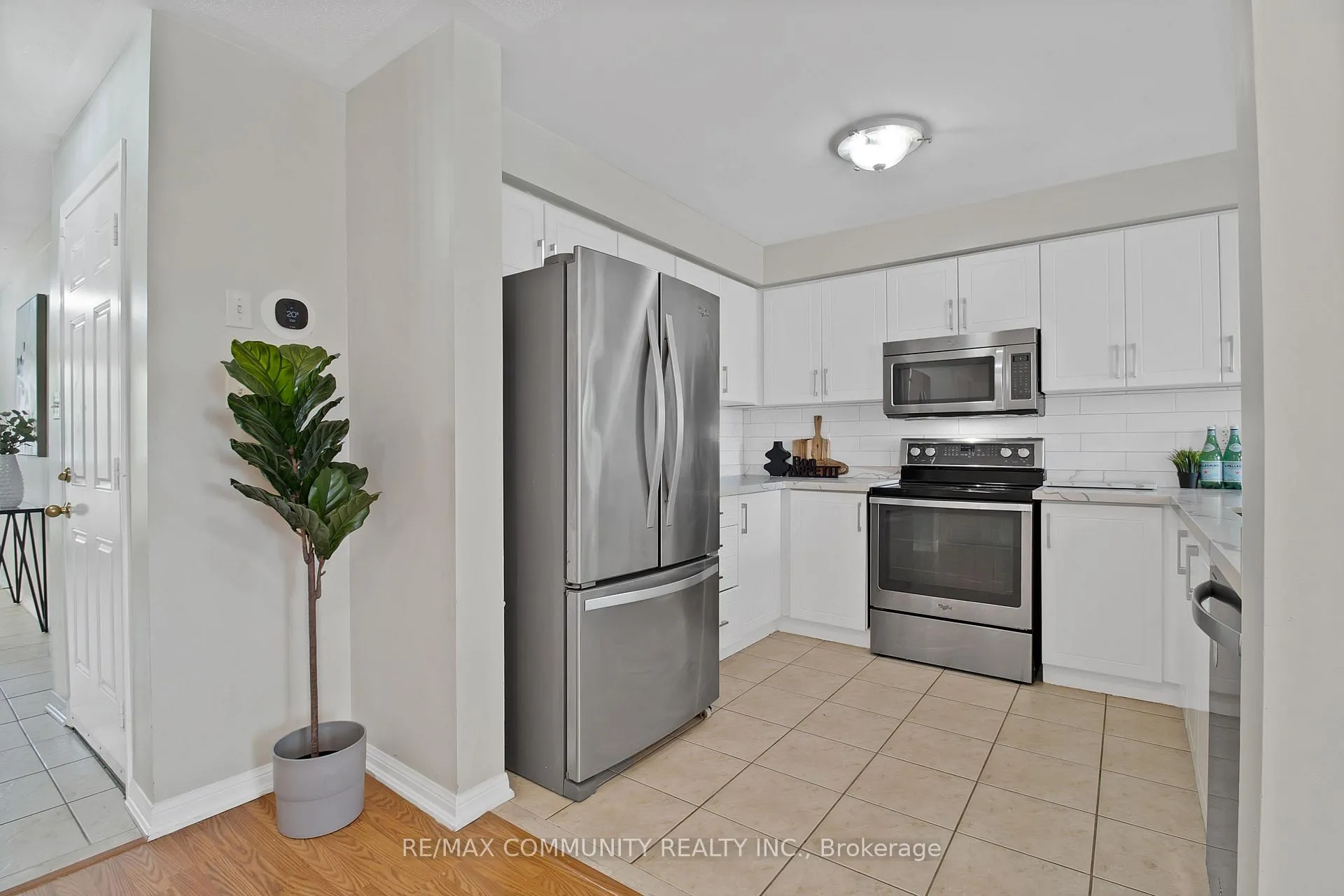 Photo 5 of 996 Southport Drive W, Oshawa, Donevan — HOMEH