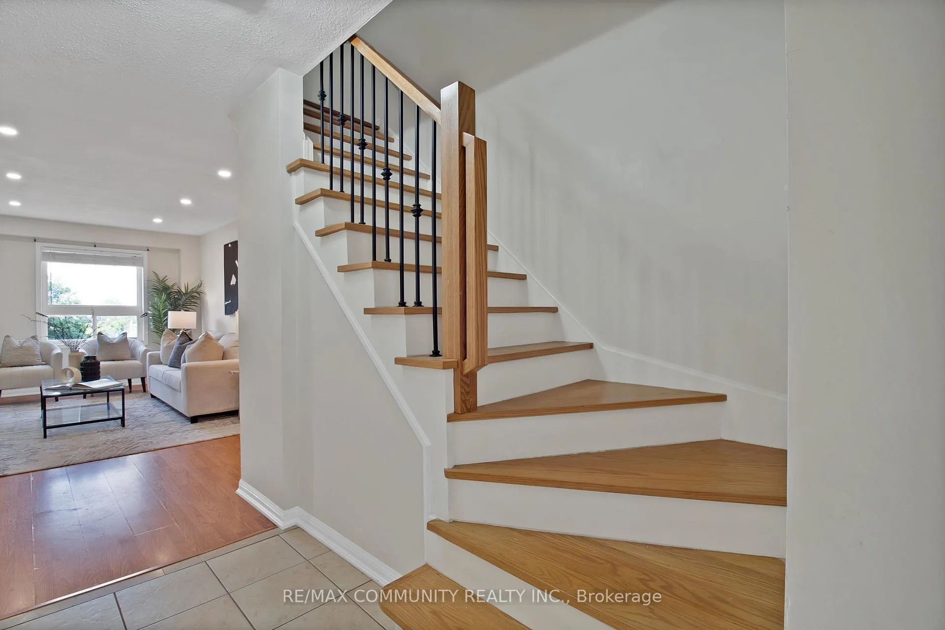 Photo 9 of 996 Southport Drive W, Oshawa, Donevan — HOMEH
