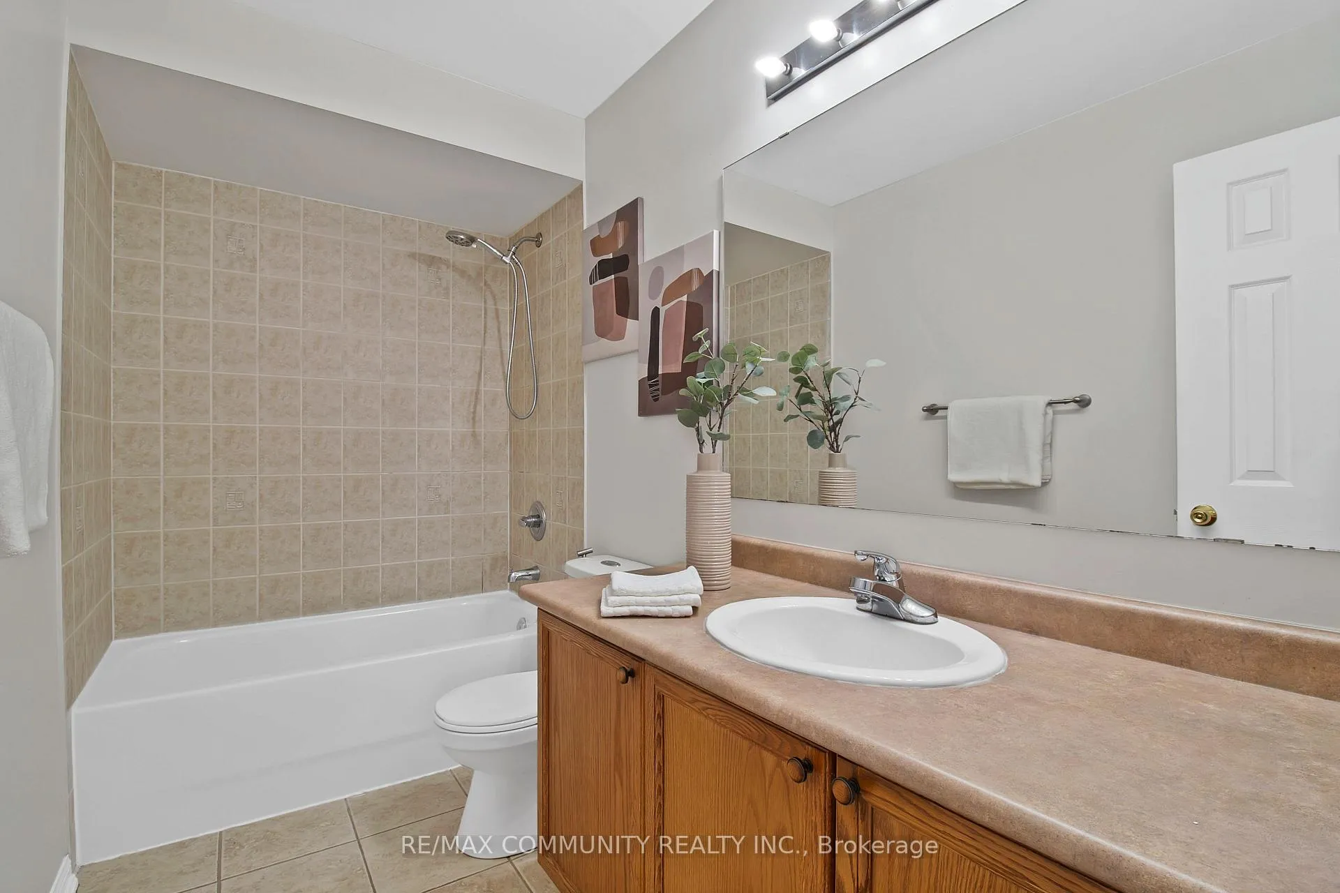 Photo 12 of 996 Southport Drive W, Oshawa, Donevan — HOMEH