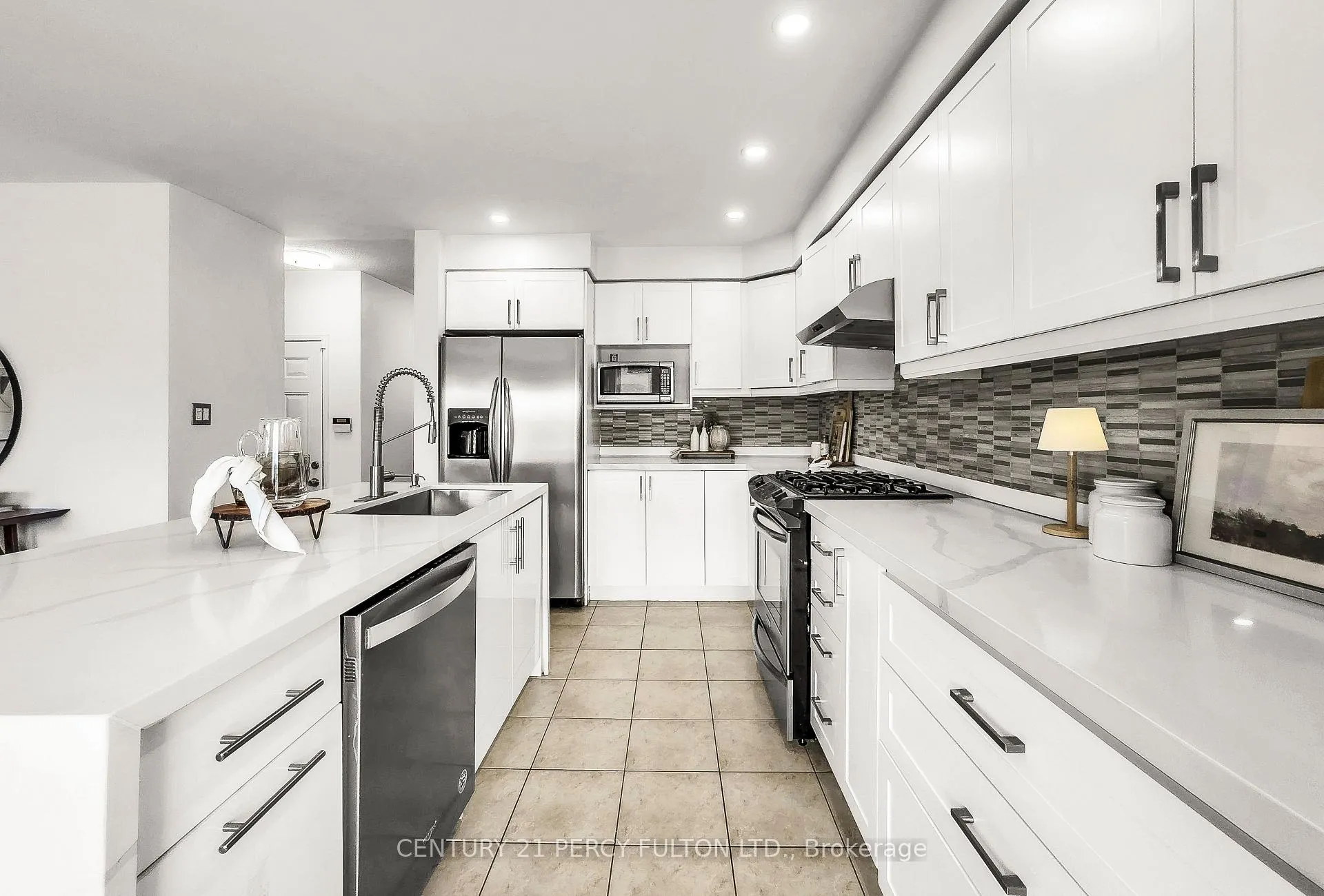 Photo 9 of 918 Taggart Crescent, Oshawa, Pinecrest — HOMEH