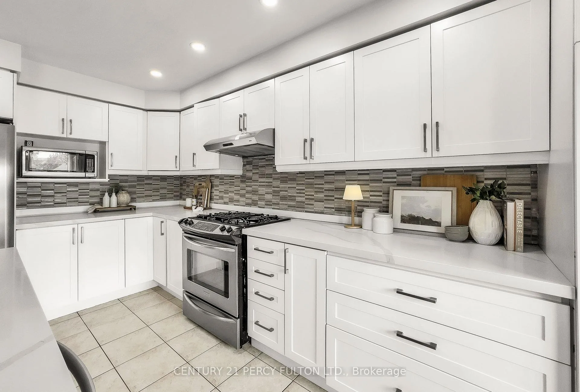 Photo 10 of 918 Taggart Crescent, Oshawa, Pinecrest — HOMEH