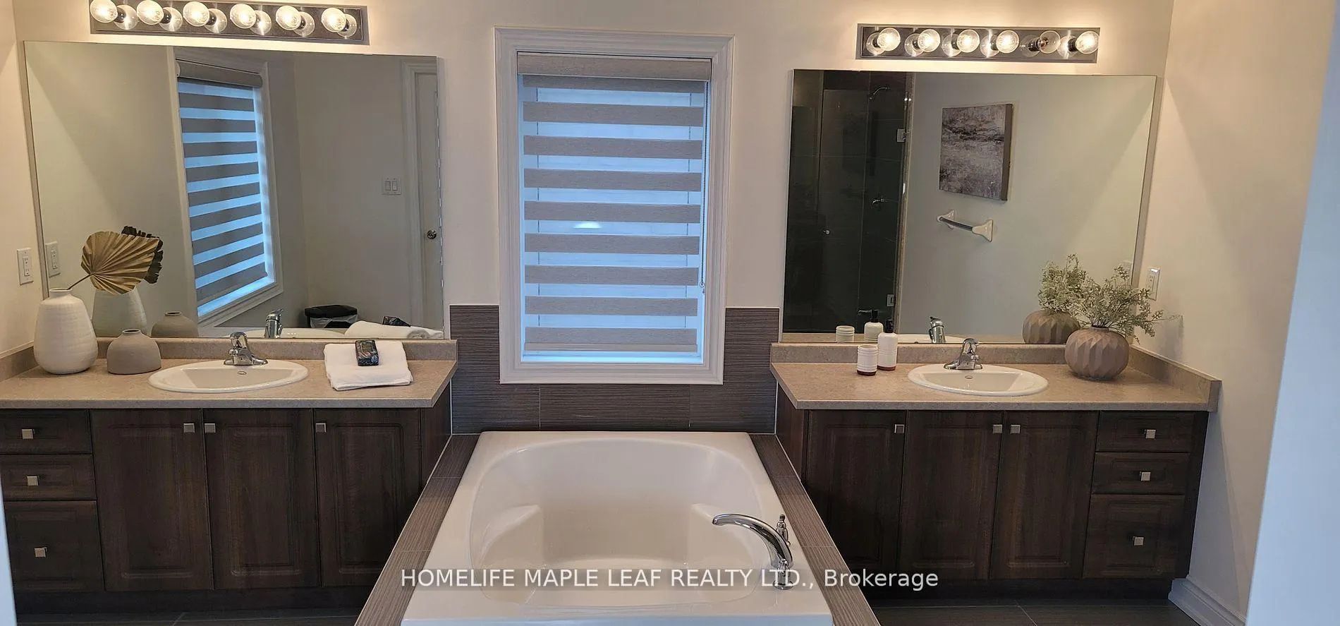 Photo 16 of 63 Boone Crescent W, Vaughan, Kleinburg — HOMEH