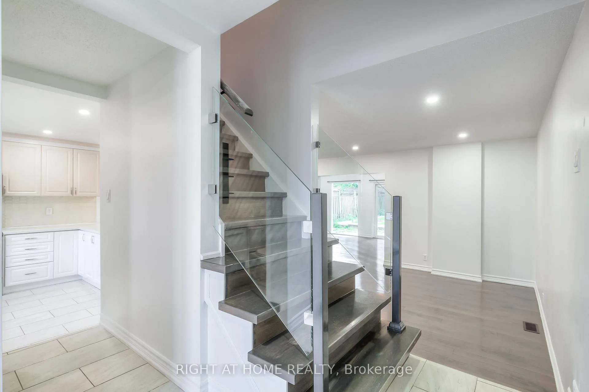Photo 4 of 8 Madras Crescent, Scarborough, Morningside — HOMEH