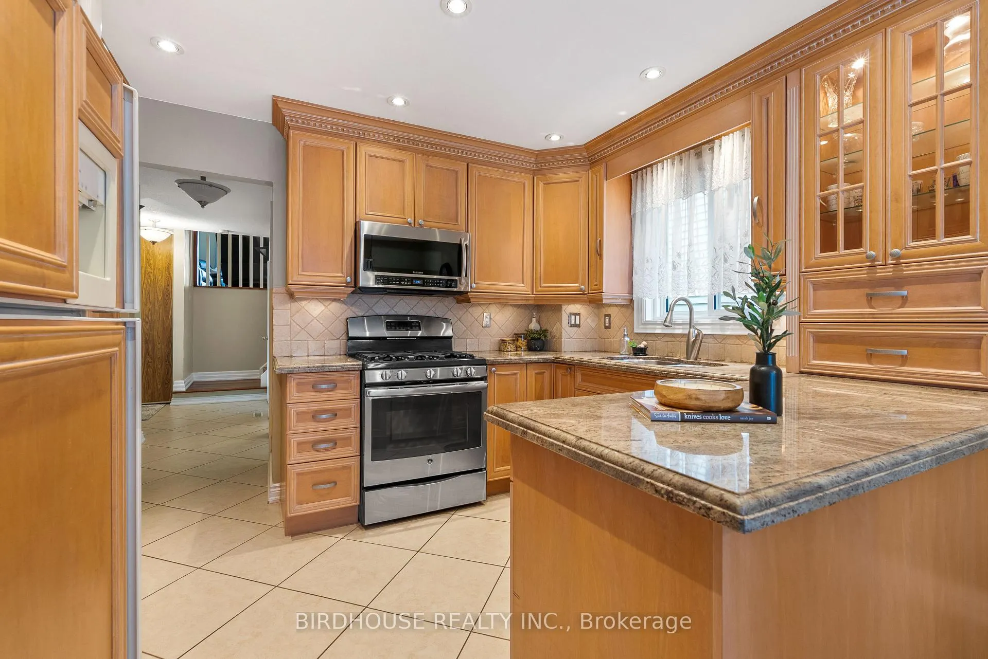 Photo 11 of 60 Cornwall Drive, Ajax, Central — HOMEH