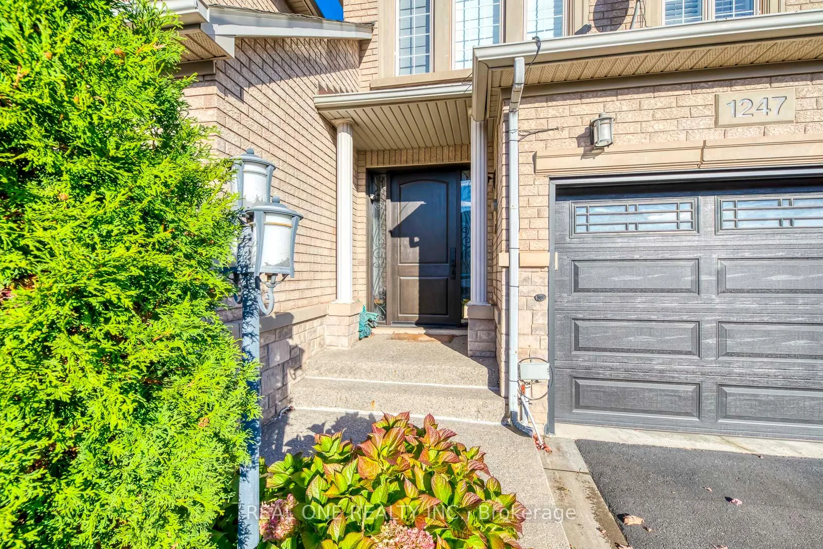 Photo 3 of 1247 Agram Drive, Oakville, Joshua Creek — HOMEH