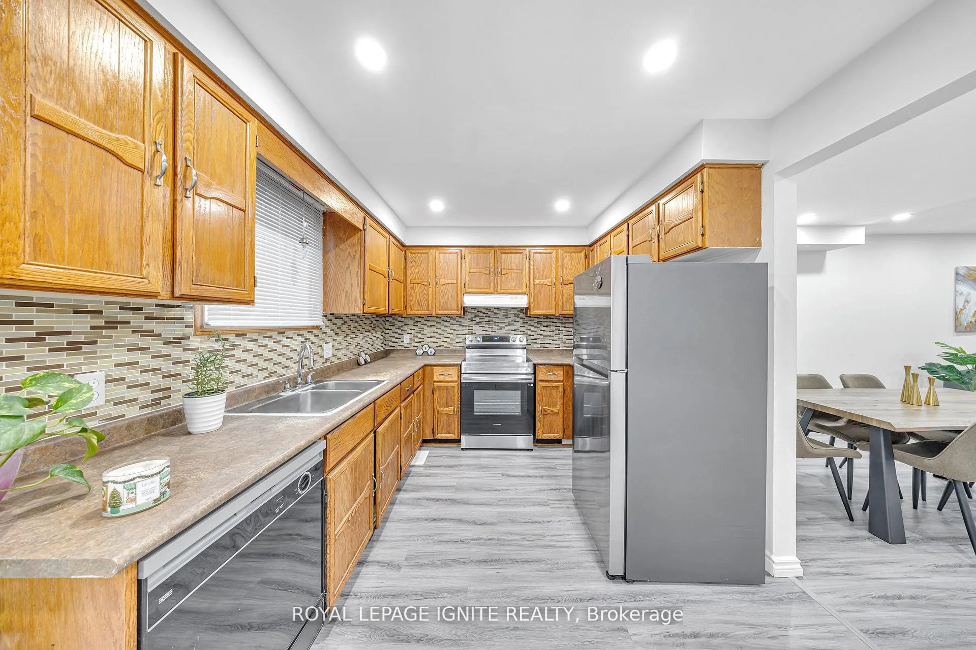 Photo 9 of 431 Cobblehill Drive, Oshawa, Pinecrest — HOMEH