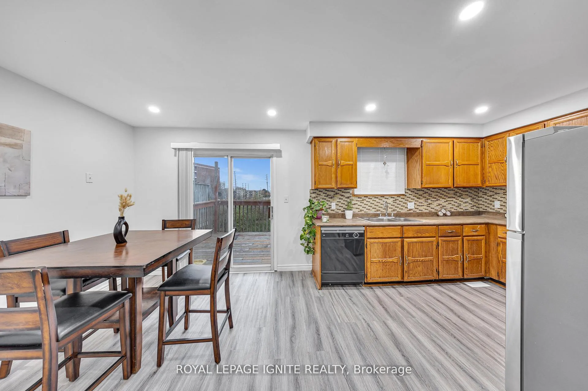 Photo 11 of 431 Cobblehill Drive, Oshawa, Pinecrest — HOMEH