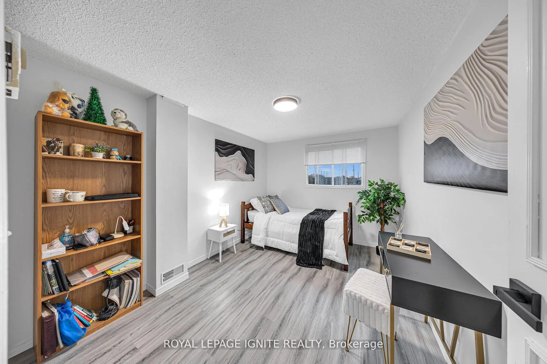 Photo 18 of 431 Cobblehill Drive, Oshawa, Pinecrest — HOMEH