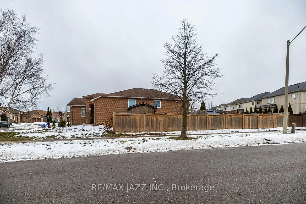 Photo 5 of 16 Goodwin Avenue, Clarington, Bowmanville — HOMEH