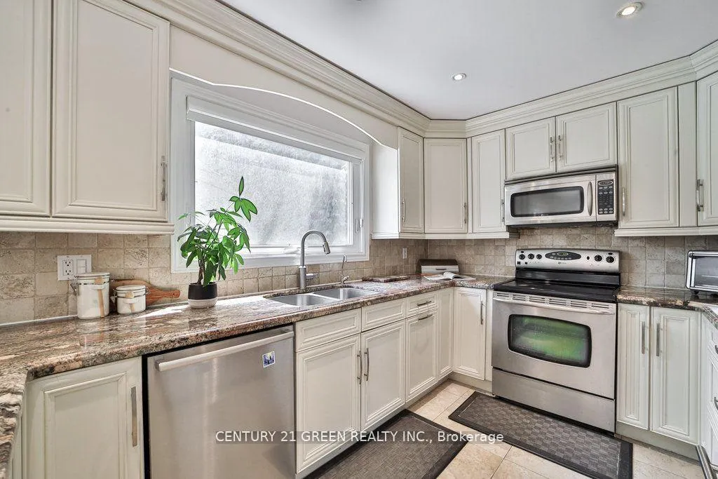 Photo 8 of 25 Ferrah Street, Markham, Unionville — HOMEH