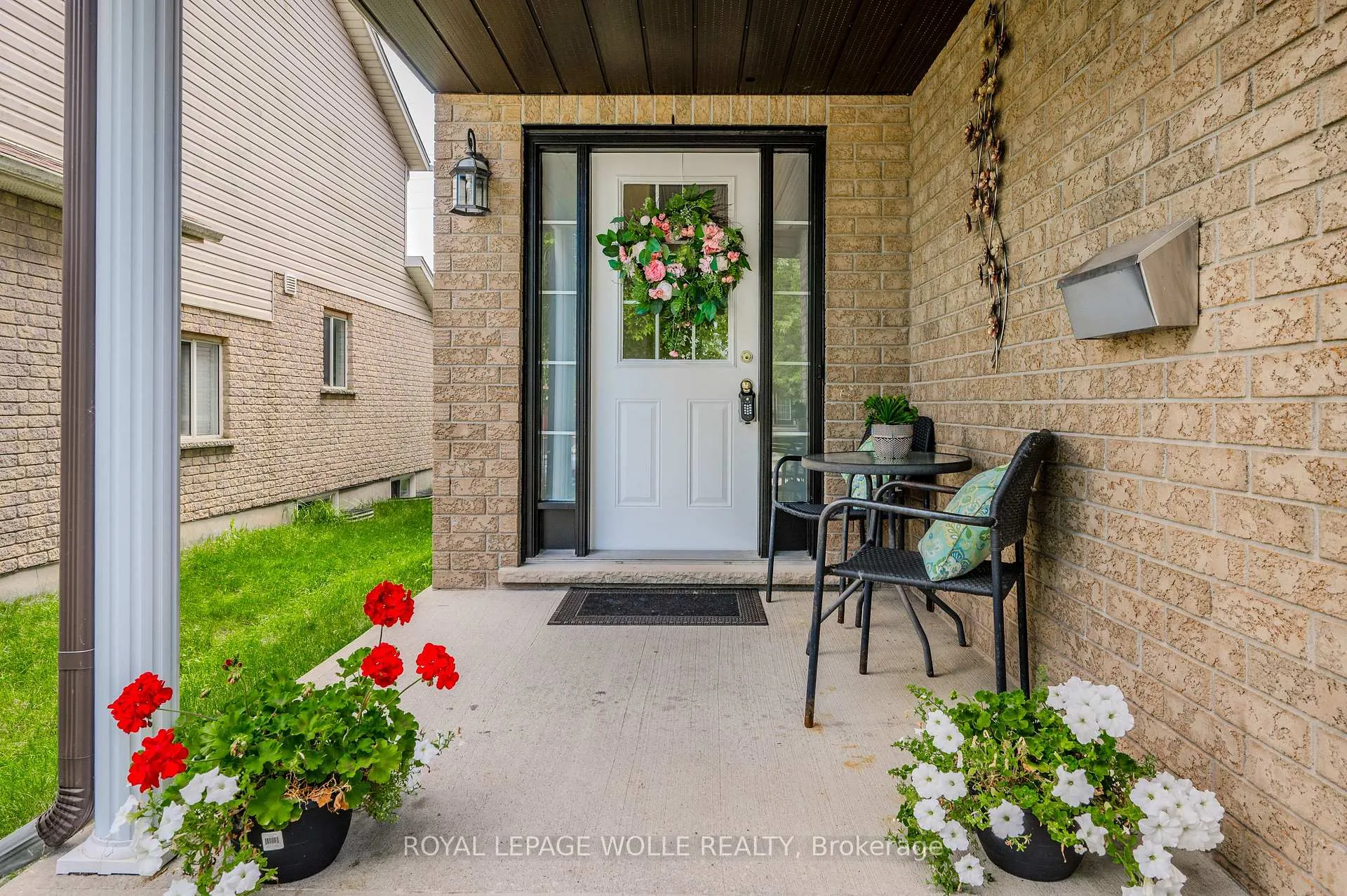 Photo 4 of 547 St Moritz Avenue, Waterloo — HOMEH
