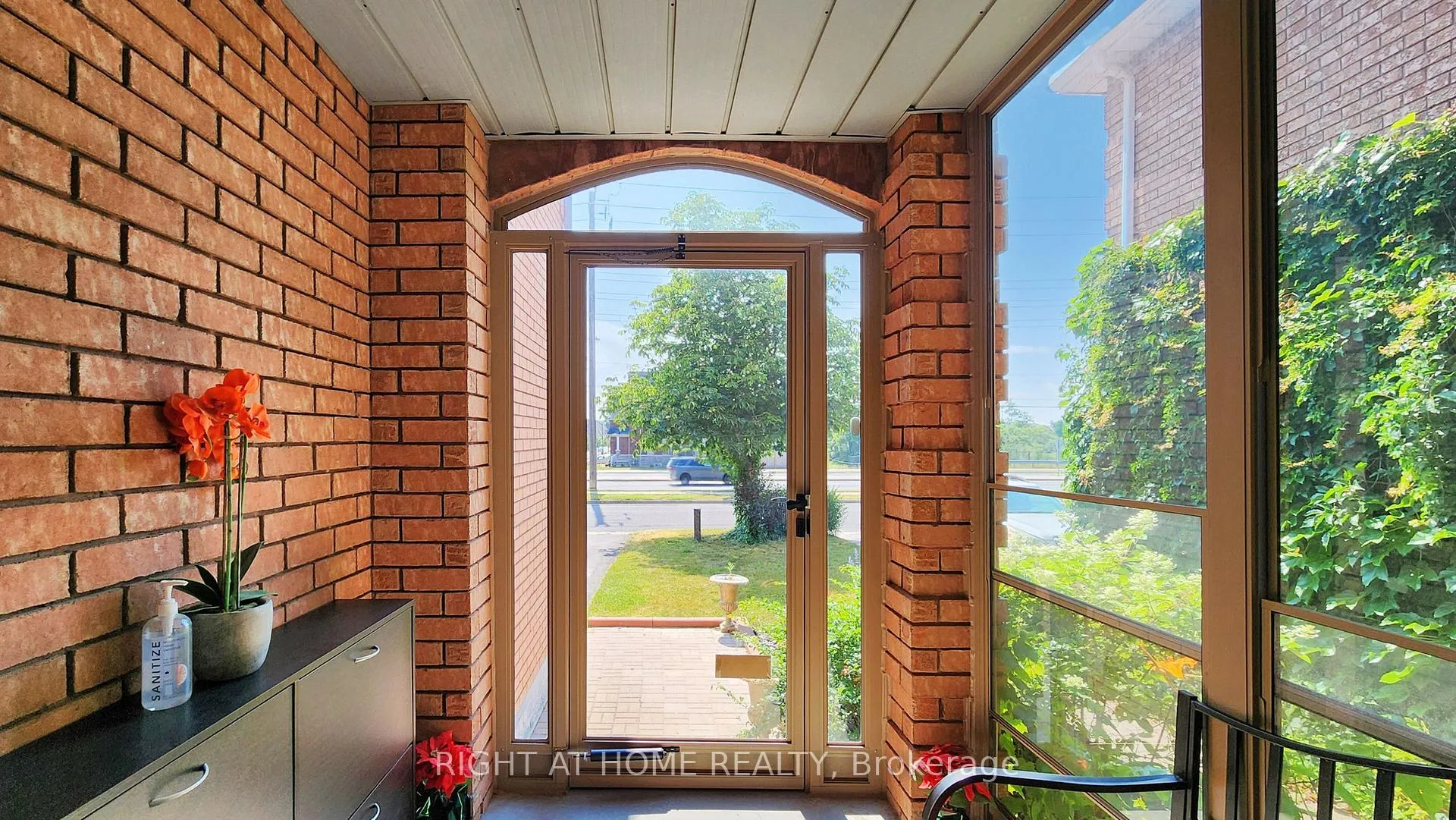 Photo 3 of 46 Furrow Drive, Whitby, Rolling Acres — HOMEH