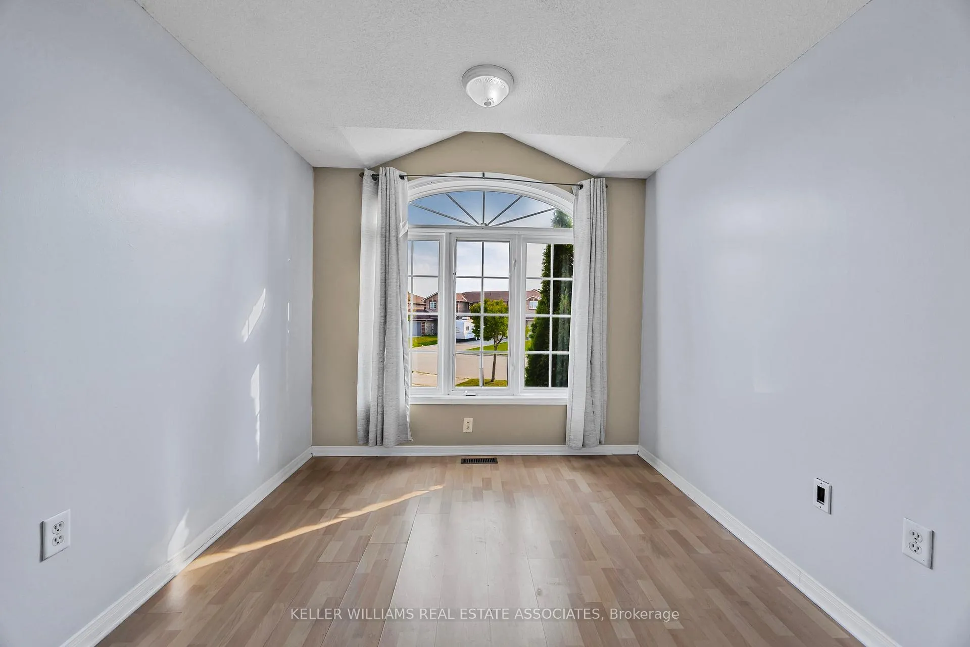 Photo 5 of 22 Weymouth Road, Barrie, Georgian Drive — HOMEH