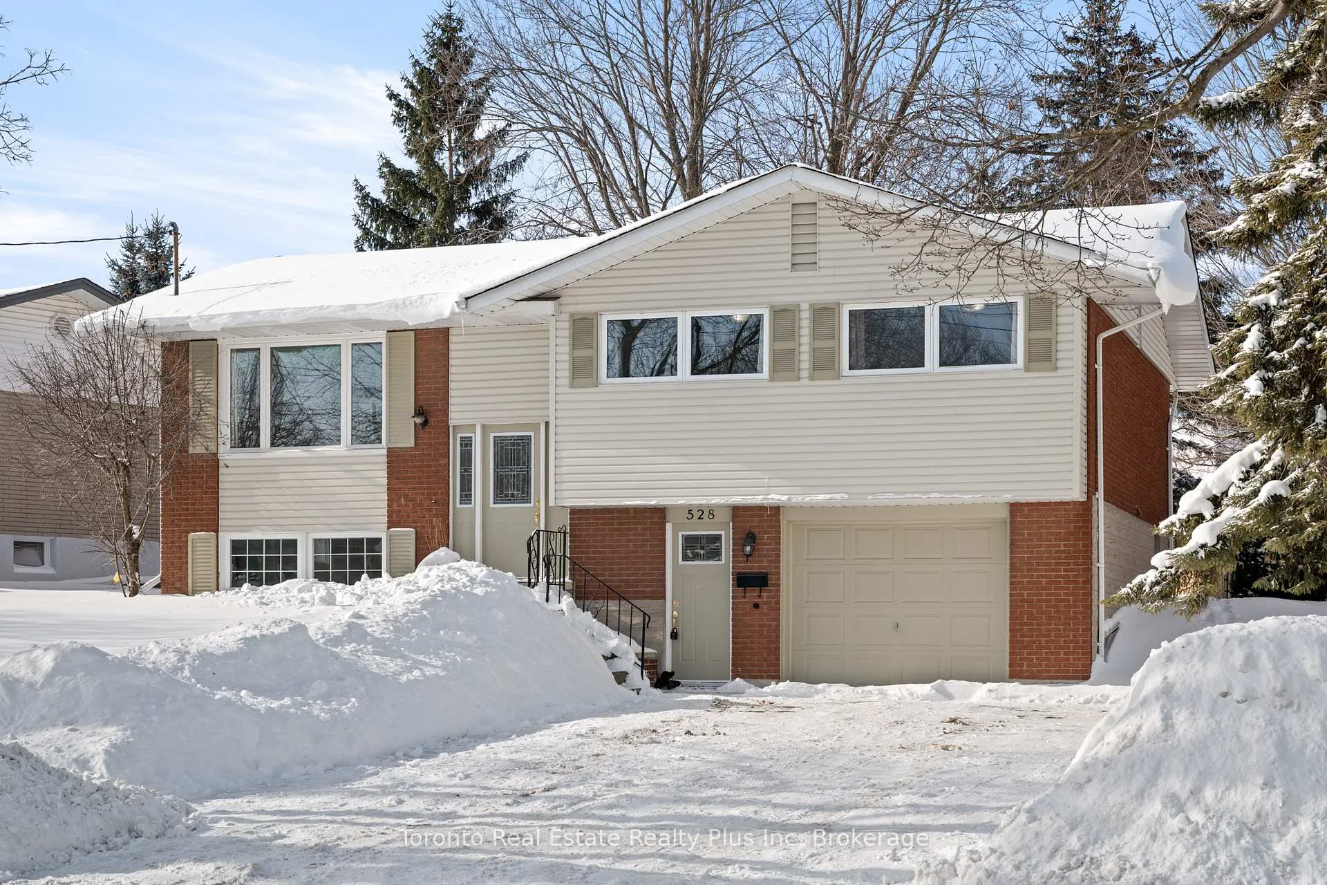 Photo 1 of 528 Greenbrook Drive, Kitchener — HOMEH