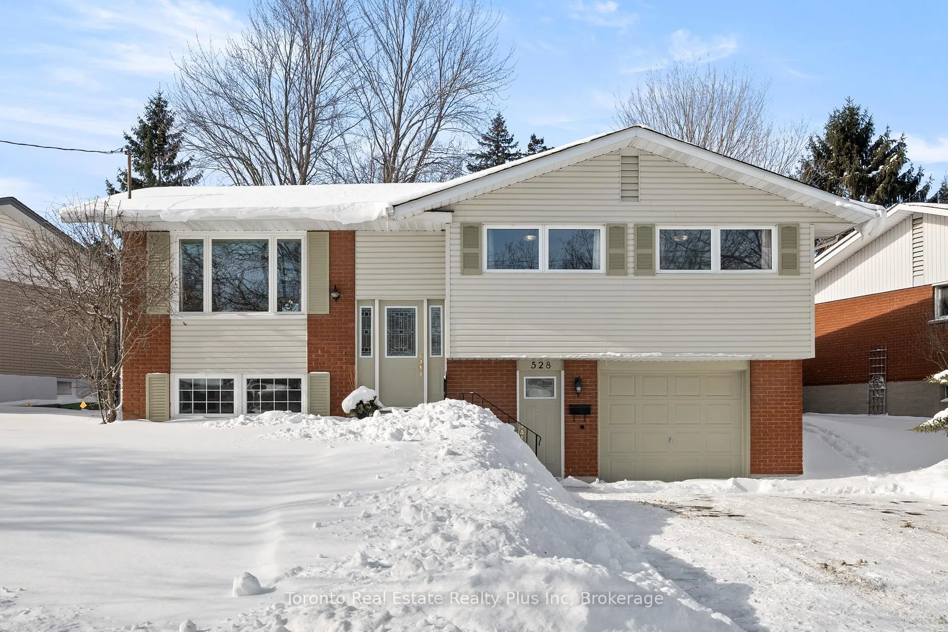 Photo 2 of 528 Greenbrook Drive, Kitchener — HOMEH