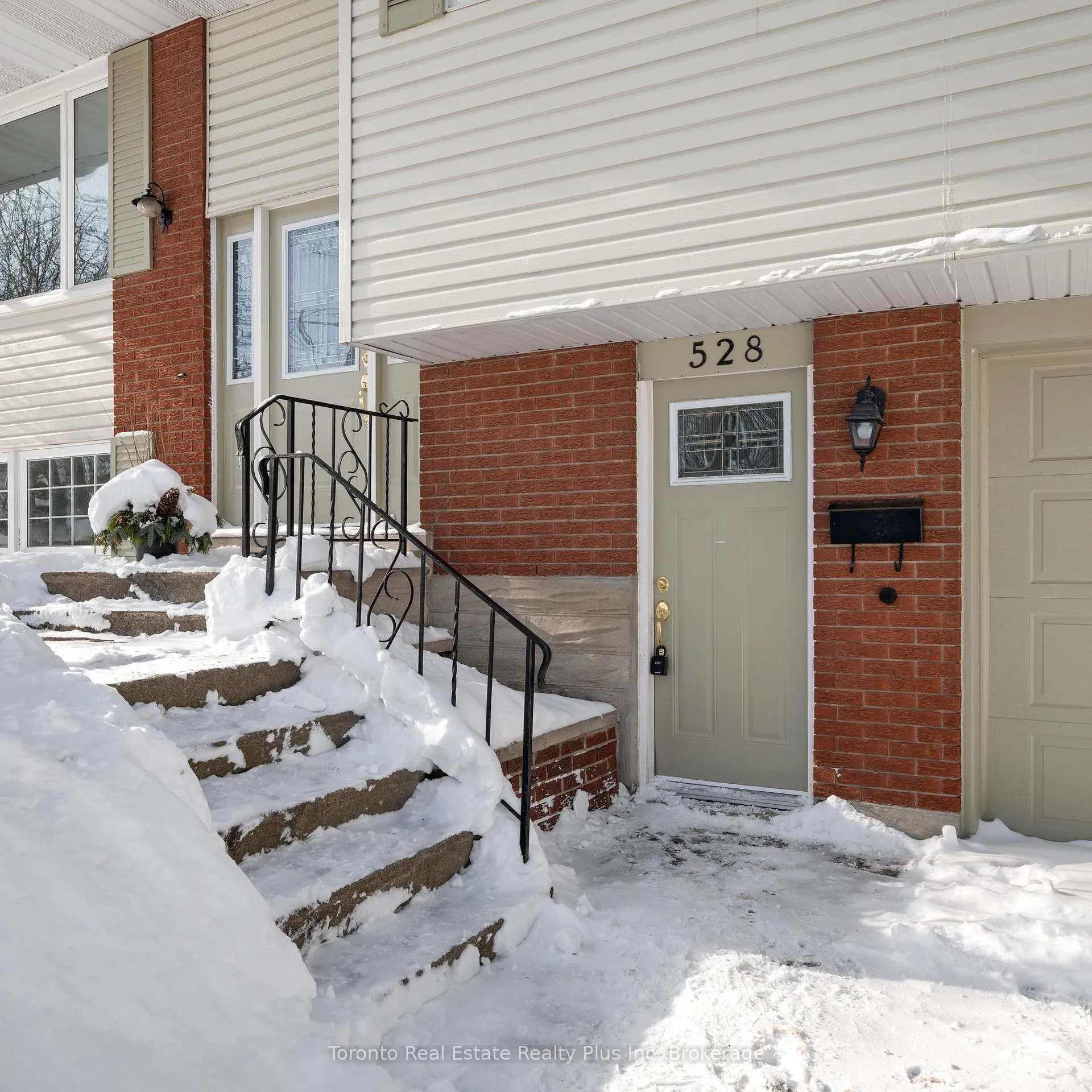 Photo 4 of 528 Greenbrook Drive, Kitchener — HOMEH