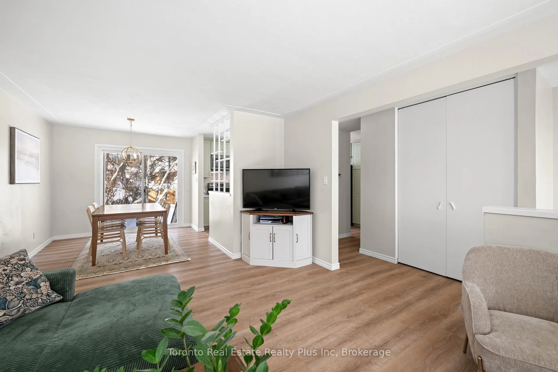 Photo 10 of 528 Greenbrook Drive, Kitchener — HOMEH