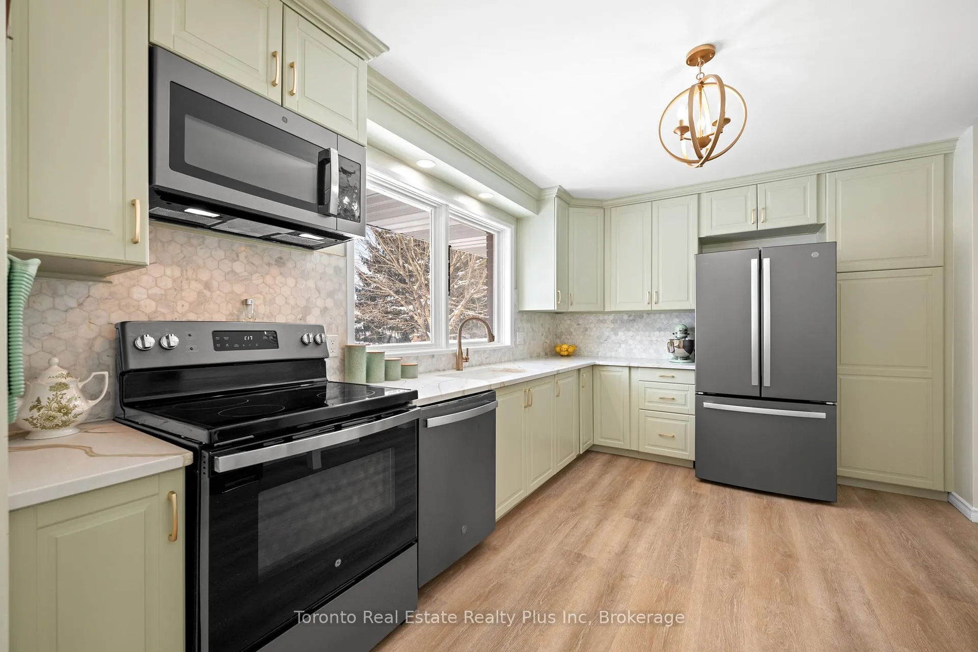 Photo 13 of 528 Greenbrook Drive, Kitchener — HOMEH