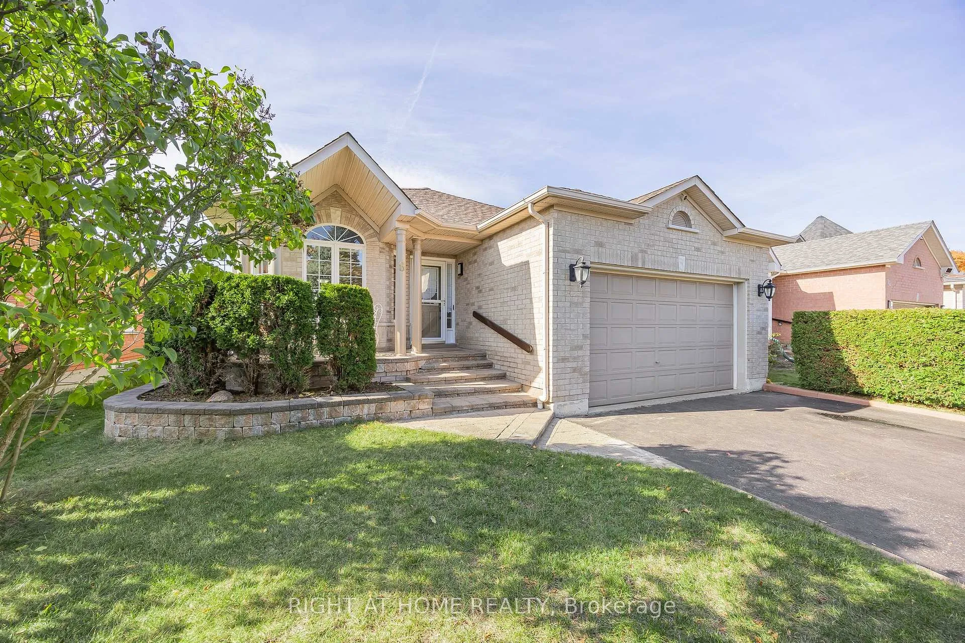 Photo 2 of 8 Duval Drive, Barrie, East Bayfield — HOMEH