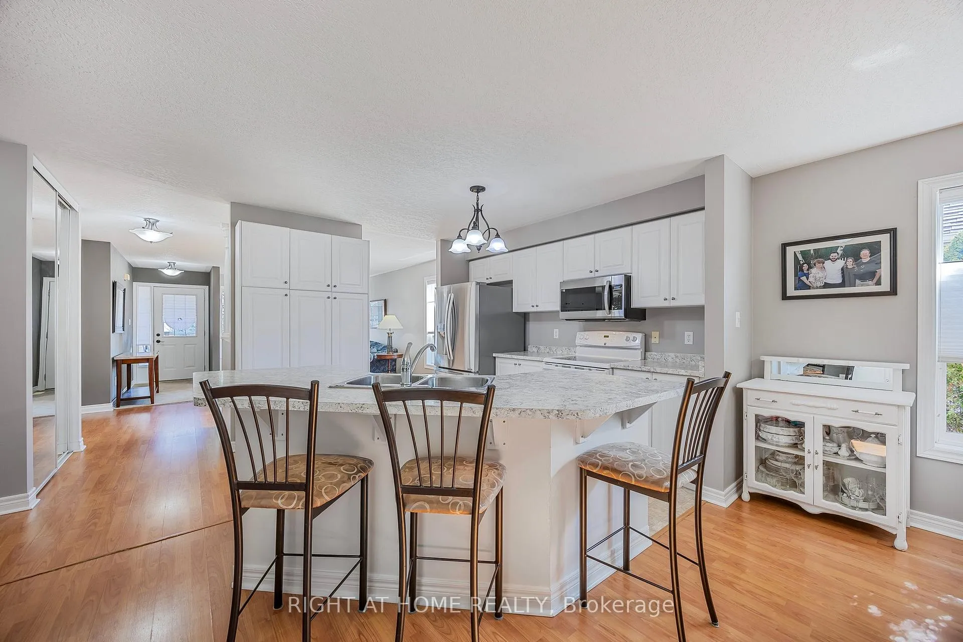 Photo 9 of 8 Duval Drive, Barrie, East Bayfield — HOMEH