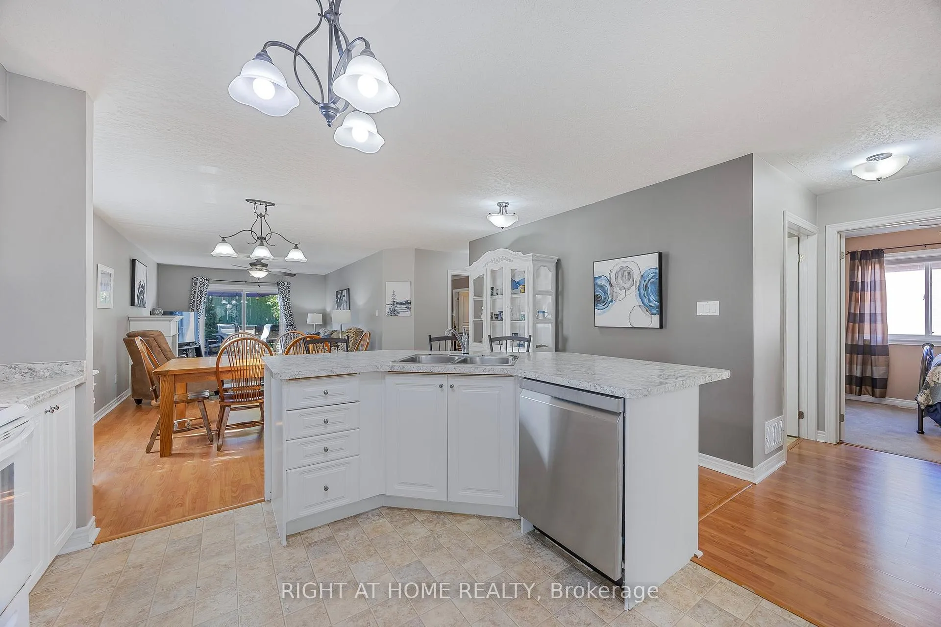 Photo 10 of 8 Duval Drive, Barrie, East Bayfield — HOMEH