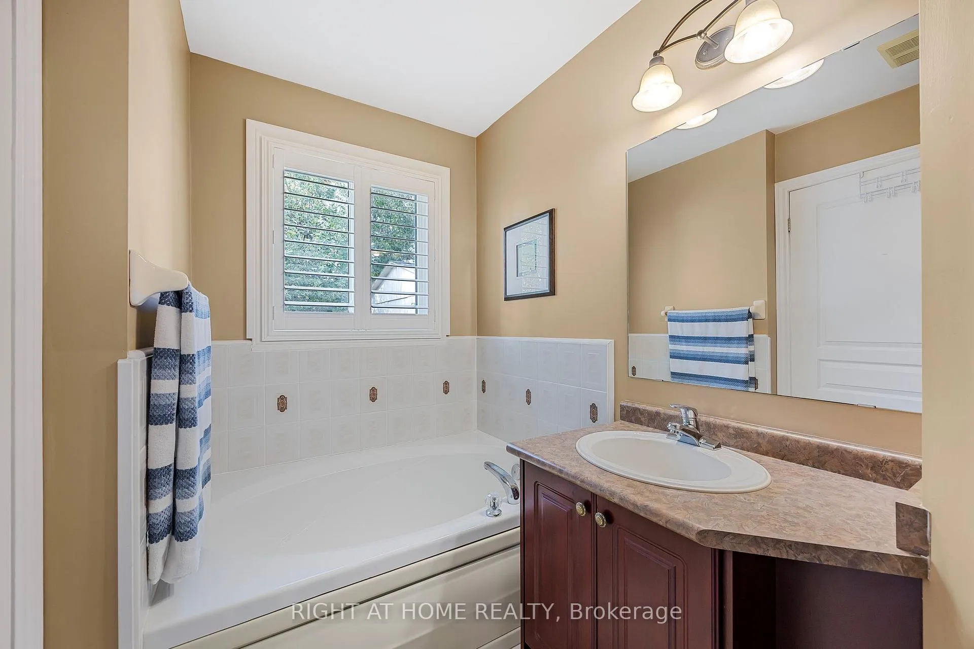 Photo 17 of 8 Duval Drive, Barrie, East Bayfield — HOMEH