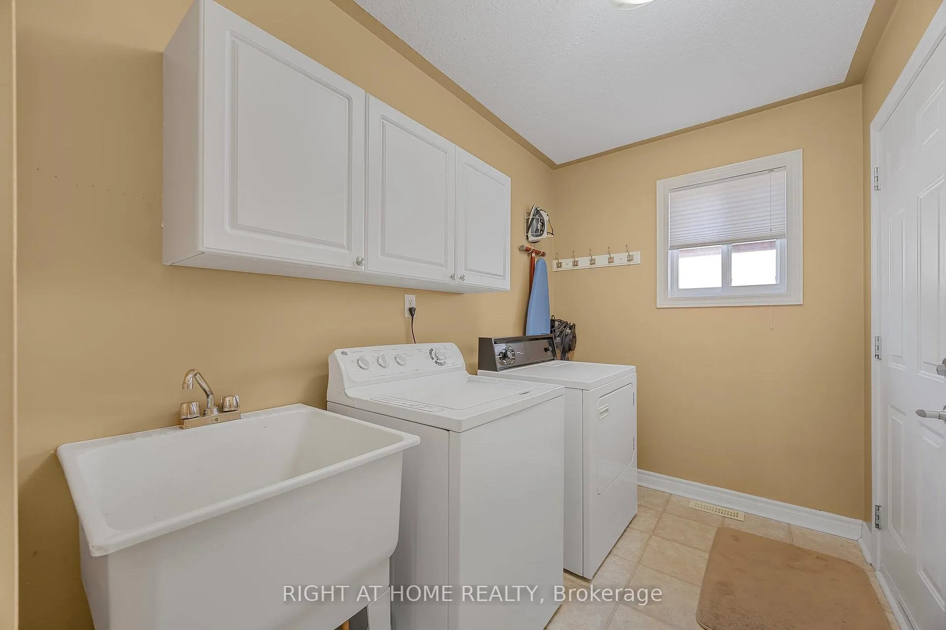 Photo 22 of 8 Duval Drive, Barrie, East Bayfield — HOMEH